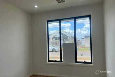 Property photo of 22 Rohab Crescent Mount Cottrell VIC 3024