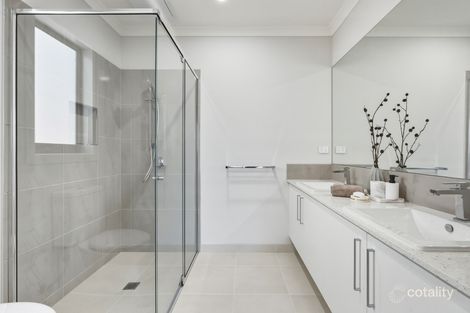 Property photo of 1 Clydevale Avenue Clyde North VIC 3978