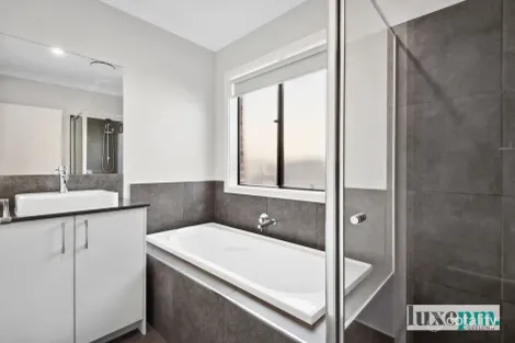 Property photo of 40 Fawkner Crescent Armstrong Creek VIC 3217