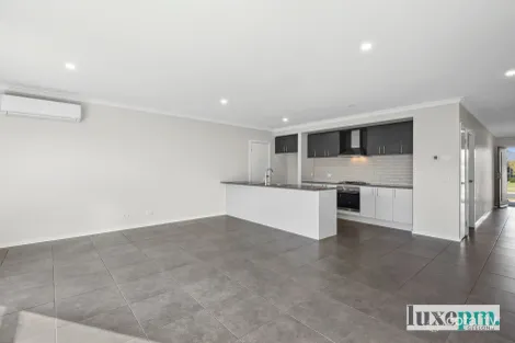 Property photo of 40 Fawkner Crescent Armstrong Creek VIC 3217