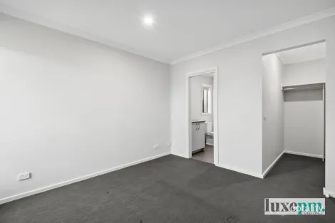 Property photo of 40 Fawkner Crescent Armstrong Creek VIC 3217