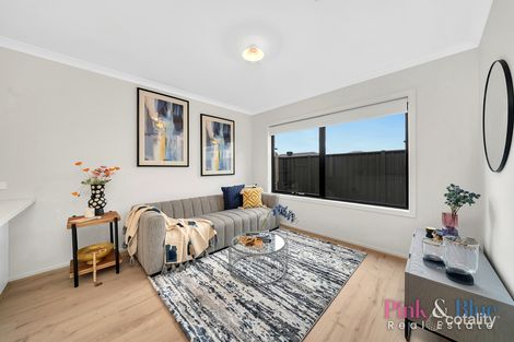 2/3 Greenpoint Dr, Rockbank, VIC 3335