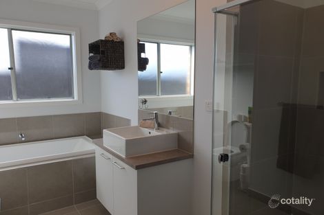 Property photo of 2 Rennick Avenue Kyneton VIC 3444