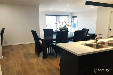 Property photo of 8 Timbertop Crescent Drouin VIC 3818