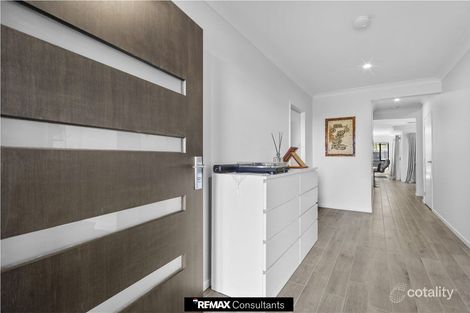 Property photo of 15 Lakeshore Crescent Willawong QLD 4110