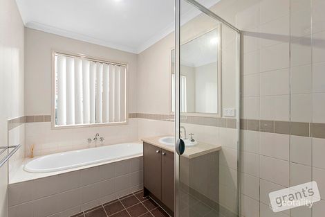 Property photo of 1 Roseville Court Berwick VIC 3806
