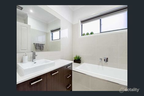 Property photo of 42 Cockatiel Circuit Craigieburn VIC 3064
