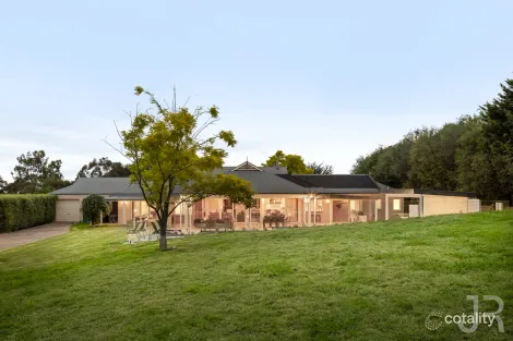 Property photo of 14-16 Cloverfield Close Berwick VIC 3806