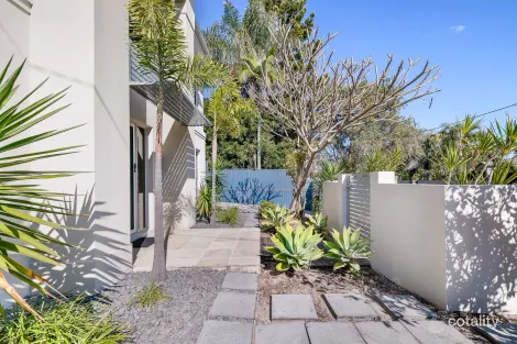 Property photo of 2 Coral Gables Key Broadbeach Waters QLD 4218