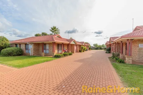 Property photo of 2/6-8 Sturt Circle Dubbo NSW 2830