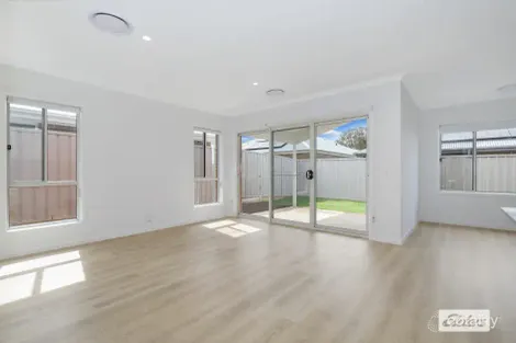 Property photo of 28 Unaipon Street Leneva VIC 3691