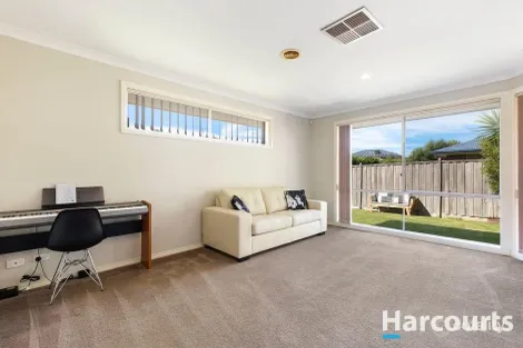 Property photo of 32 Don Collins Way Berwick VIC 3806