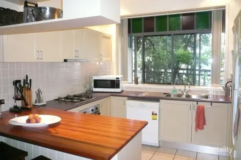 15 Brighton Rd, Highgate Hill, QLD 4101
