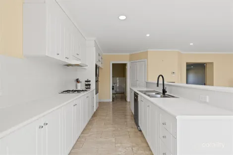 Property photo of 2 Bundy Place Mill Park VIC 3082