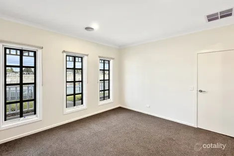 Property photo of 40 Moolort Crescent Eynesbury VIC 3338