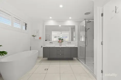 Property photo of 1 Glenhaven Close Redland Bay QLD 4165