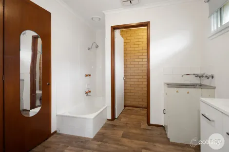 Property photo of 2/22 Marie Crescent Wendouree VIC 3355