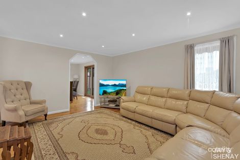 Property photo of 11 Heywood Grove Endeavour Hills VIC 3802