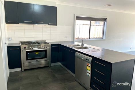 Property photo of 18 Forrester Grove Fraser Rise VIC 3336