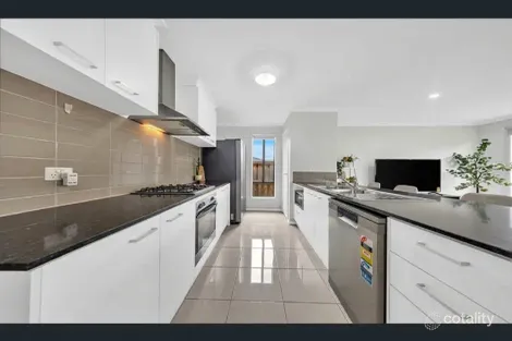 Property photo of 27 Treeve Parkway Werribee VIC 3030