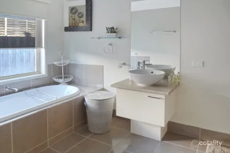 Property photo of 68 Boston Drive Warrnambool VIC 3280