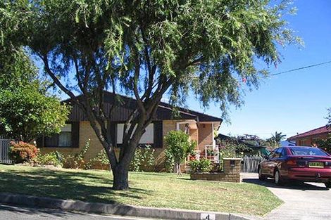 4 Hayes Ave, Mount Warrigal, NSW 2528