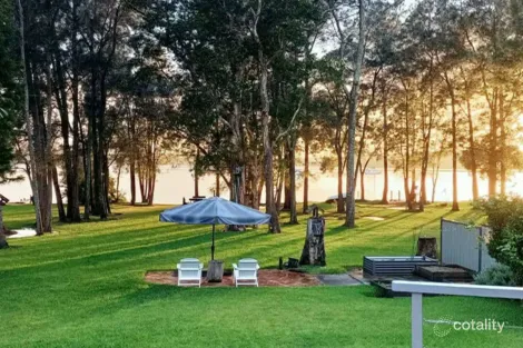 Property photo of 21 Lakeshore Avenue Kingfisher Shores NSW 2259