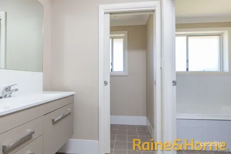 Property photo of 6 Dunheved Circle Dubbo NSW 2830