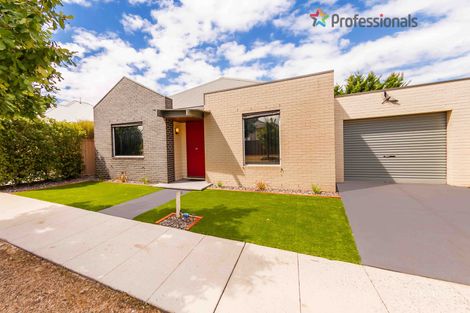 Property photo of 4 Oak Grove Caroline Springs VIC 3023