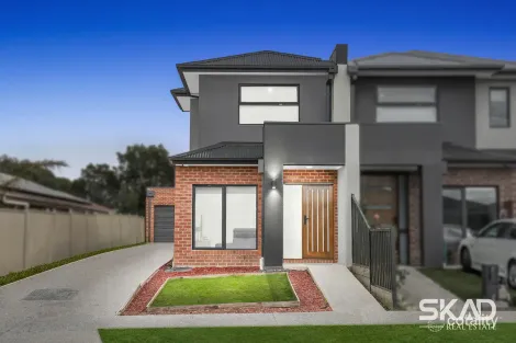2/30 Bainbridge Cl, Craigieburn, VIC 3064