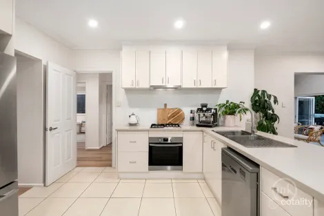 Property photo of 6 The Crest Watsonia North VIC 3087