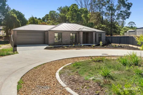5 Oaktree Lane, Creswick, VIC 3363