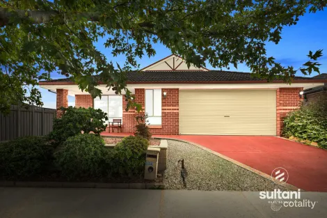 104 Sandalwood Dr, Pakenham, VIC 3810