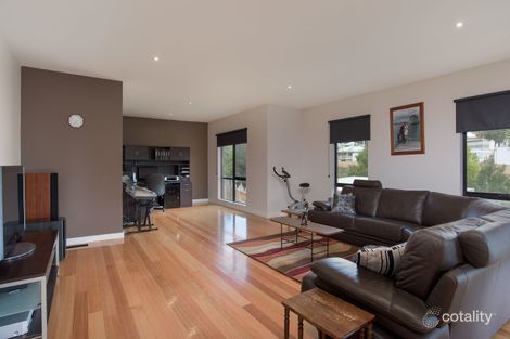Property photo of 32 Candlebark Circuit Lilydale VIC 3140