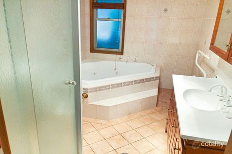 Property photo of 2 Leeward Close Woodrising NSW 2284