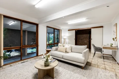 Property photo of 25 Nulgarrah Crescent Greensborough VIC 3088