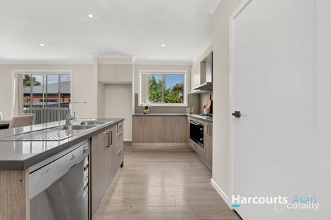 Property photo of 4 Hibernia Place Cranbourne East VIC 3977