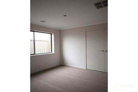 Property photo of 9 Warbler Street Pakenham VIC 3810