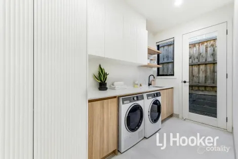 Property photo of 11 Kingston Heath Drive Drouin VIC 3818