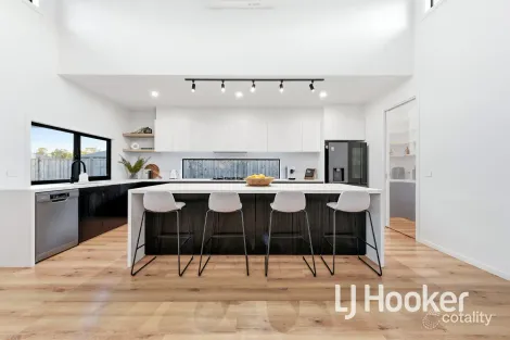 Property photo of 11 Kingston Heath Drive Drouin VIC 3818