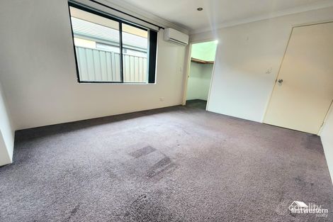 Property photo of 17 Bentham Turn Banksia Grove WA 6031