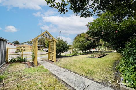 Property photo of 4 Macrae Court Lakes Entrance VIC 3909