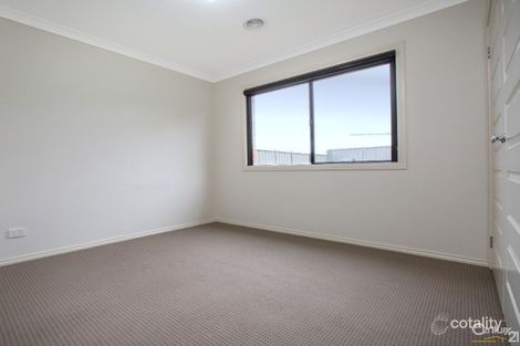 Property photo of 10 Corymbia Promenade Pakenham VIC 3810