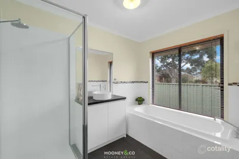 Property photo of 2 Oak Post Place Cranbourne East VIC 3977