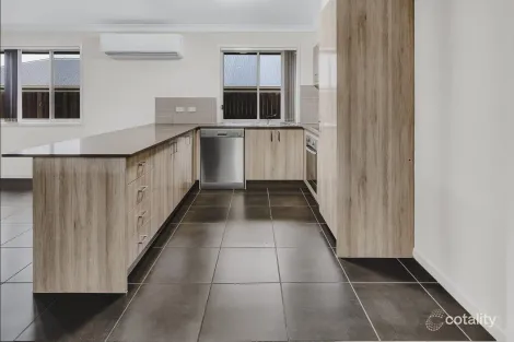 Property photo of 10 Milbrook Crescent Pimpama QLD 4209