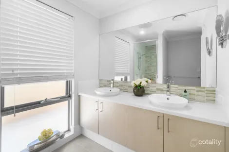 Property photo of 5 Elderslie Rise Madora Bay WA 6210