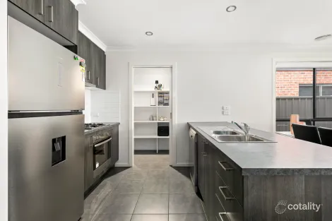 Property photo of 6 Oscar Circuit Roxburgh Park VIC 3064