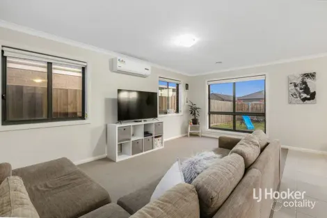 Property photo of 35 Toolern Waters Drive Weir Views VIC 3338