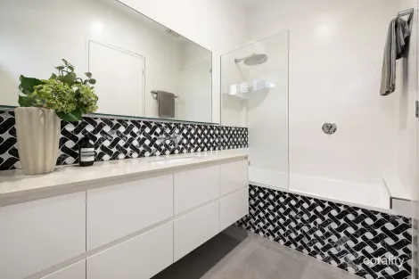 Property photo of 20 Lakeland Key Broadbeach Waters QLD 4218