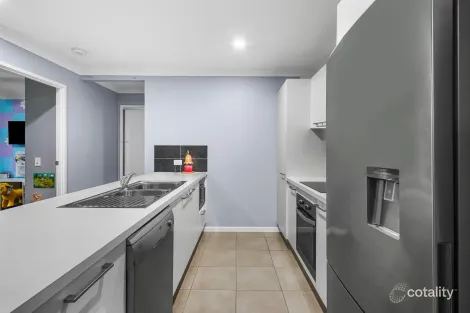 Property photo of 96 Napier Circuit Silkstone QLD 4304